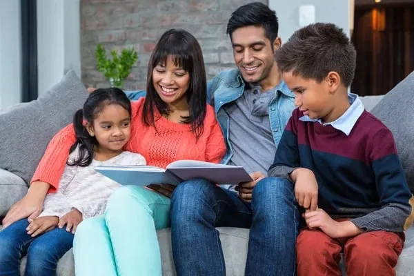 Familia leyendo y aprendiendo junta con ayuda de IA