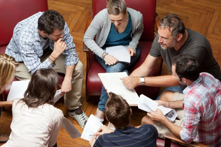 Grupo de profesores aprendiendo a usar IA en el aula